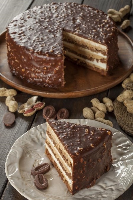 Хрустящий арахисовый торт кондитерской «Сладкий экспресс»