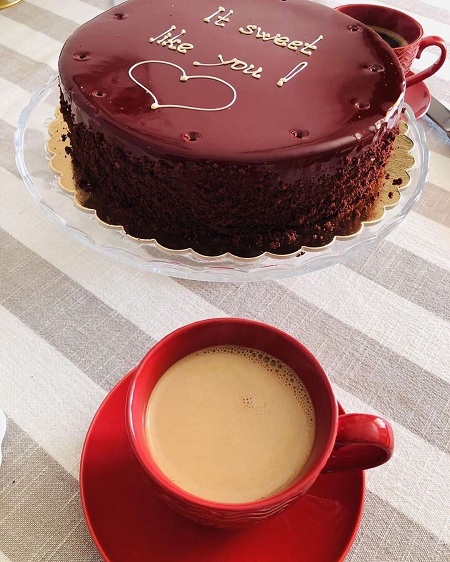 Торт «Черный лес» и чашечка кофе с молоком